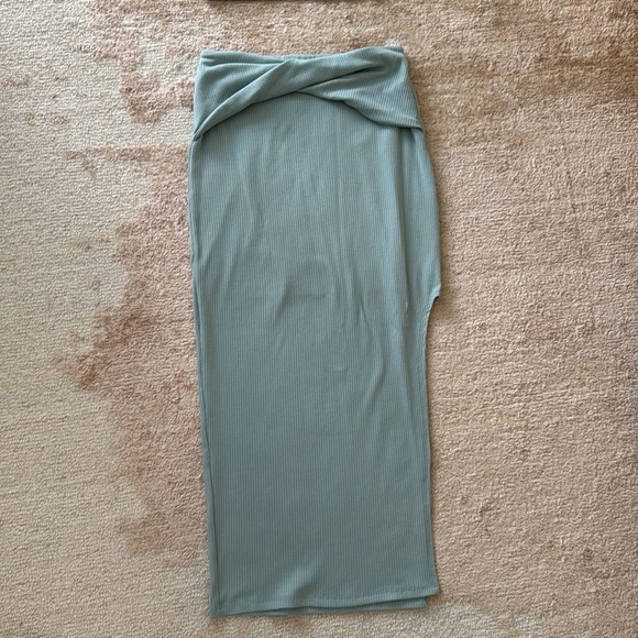 Lulus twist top midi set size XS never worn! NWOT - Picture 2 of 6